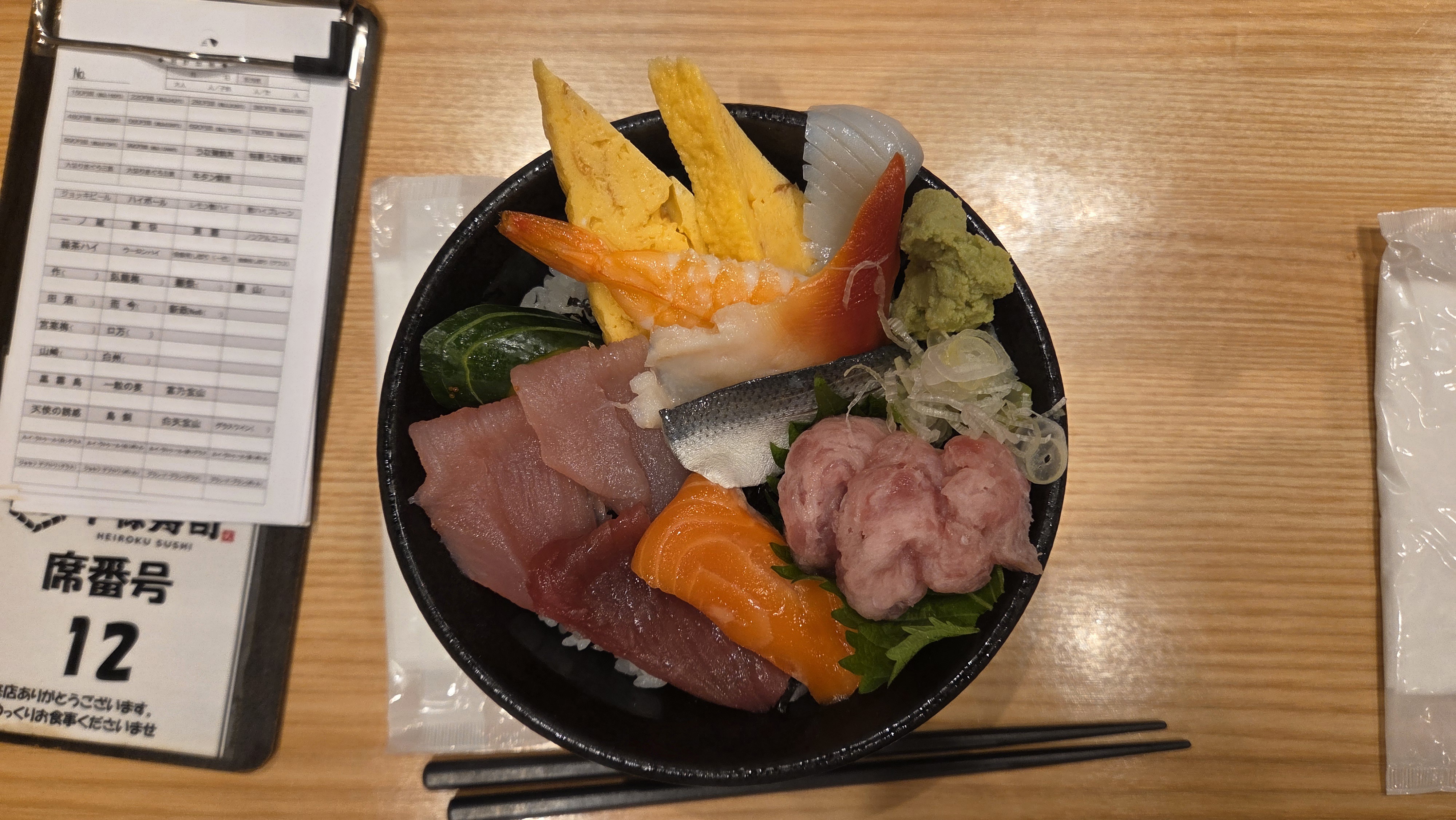 日本の飲食店で注文したさまざまな海鮮丼