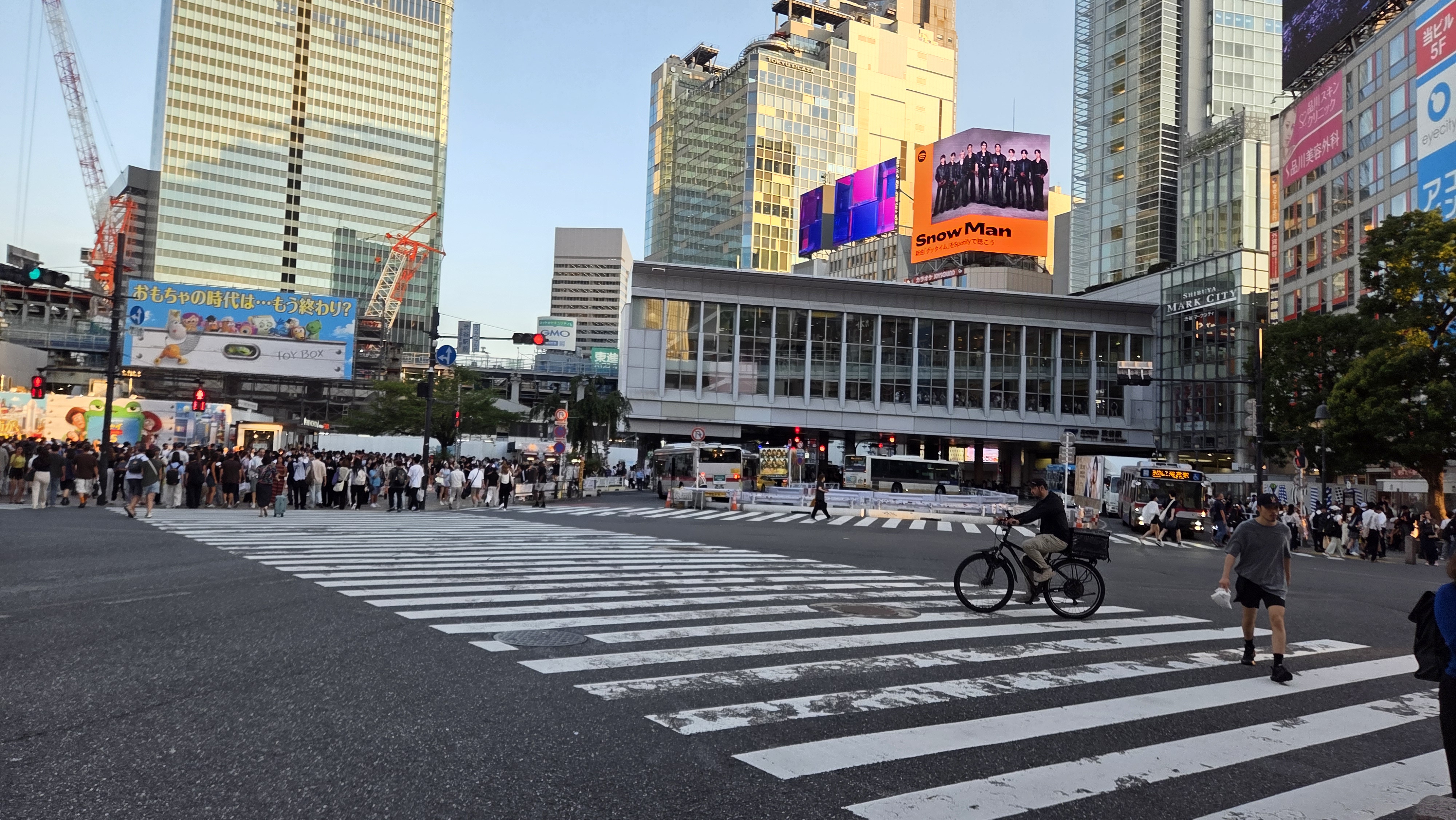 夕暮れの渋谷駅前の街並みと横断歩道